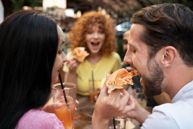 Jóvenes comiendo bocadillos